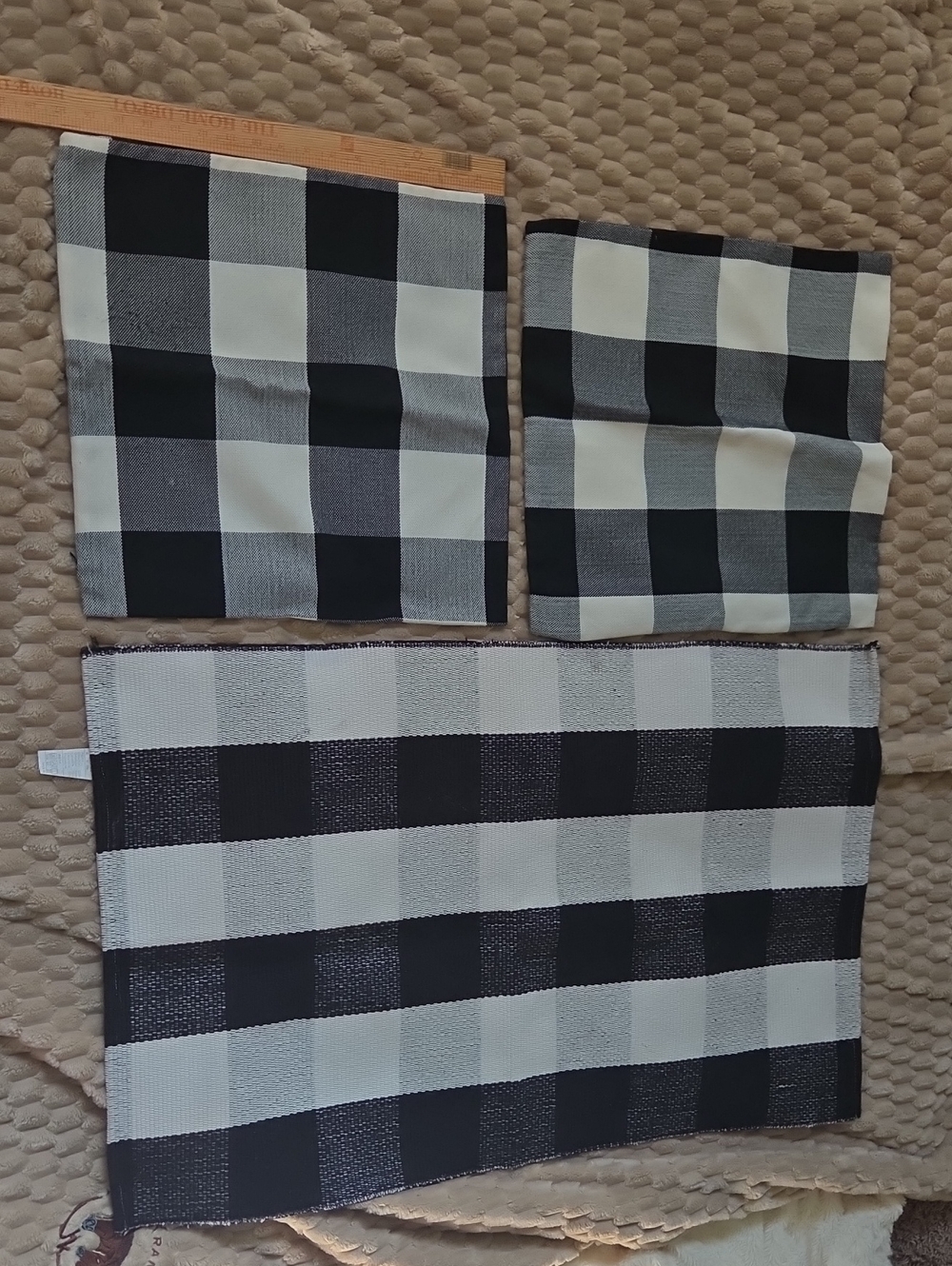 Black & White Buffalo 2 Pillow Cases W Rug